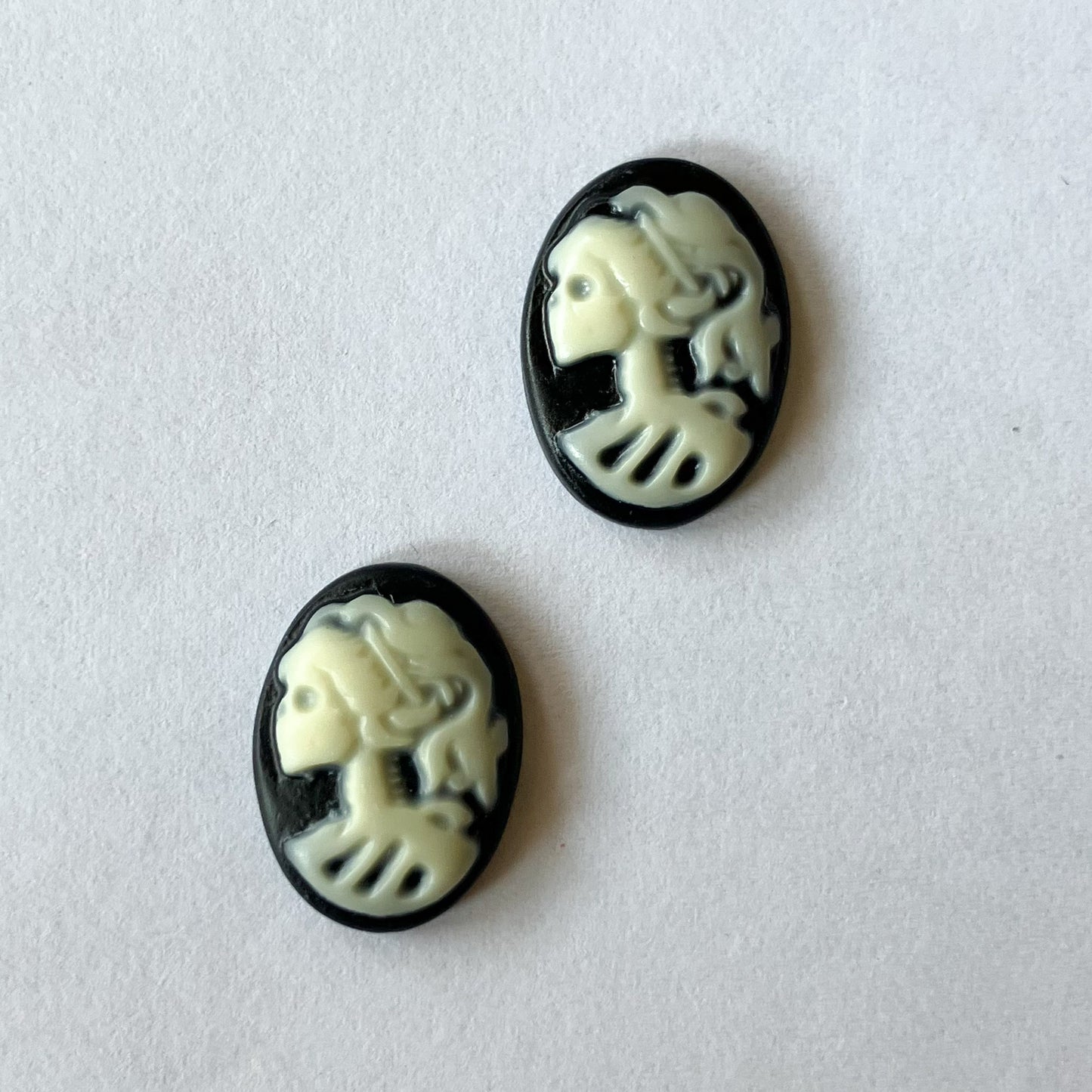White and Black Skull Cabochon Set – 18x13mm (2 Pieces)