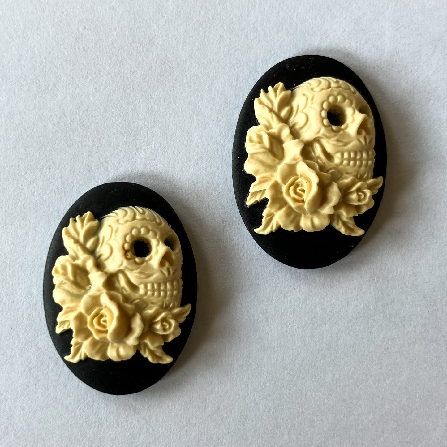 Ivory and Black Skull Cabochon Set – 25x18mm (2 Pieces)