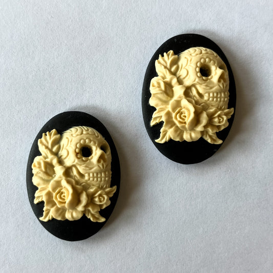 Ivory and Black Skull Cabochon Set – 25x18mm (2 Pieces)