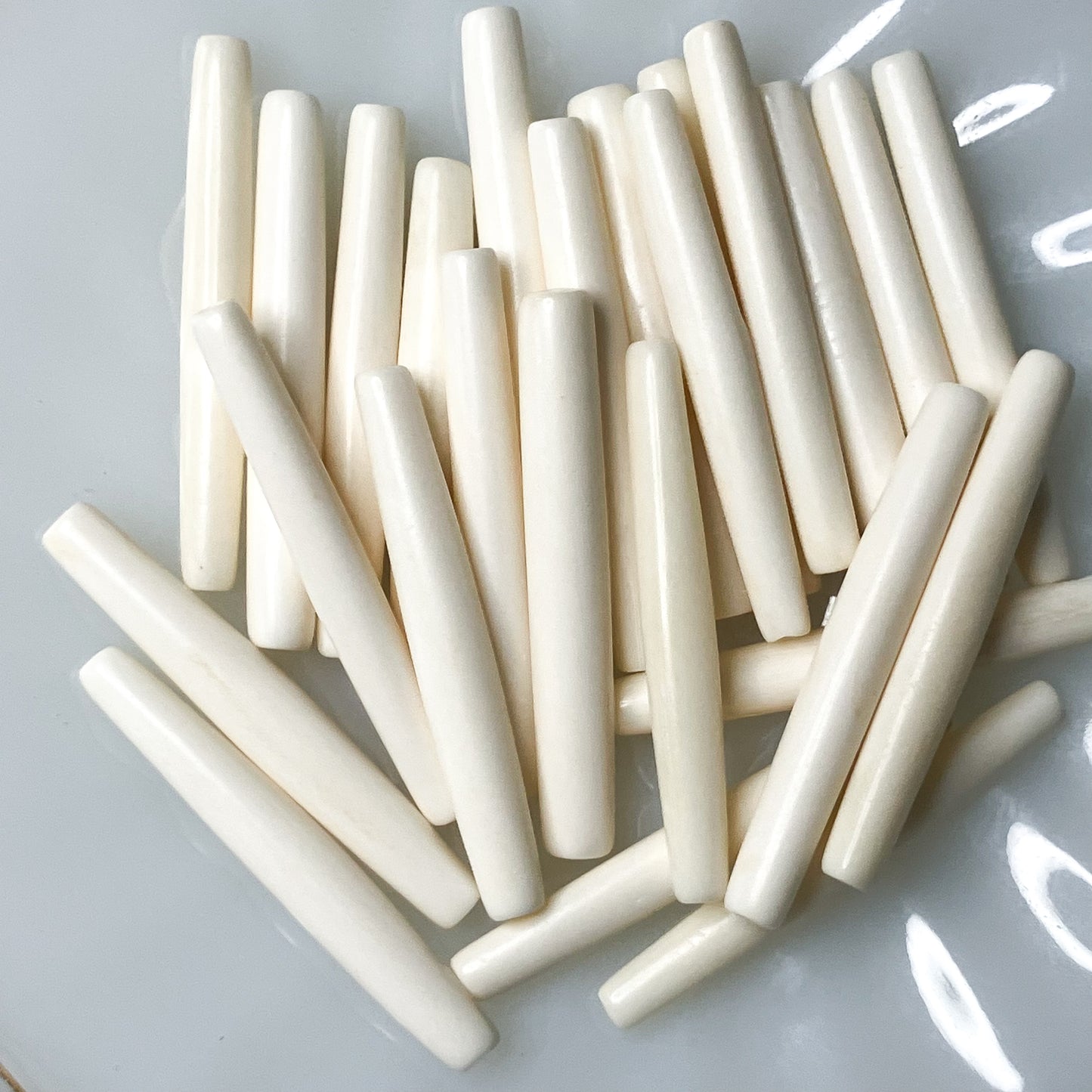 White Hair Pipe Bone Beads Thin – Pack of 25 (2")